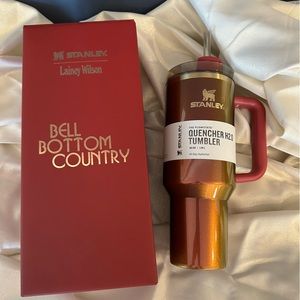 Lainey Wilson x Stanley “Country Gold” 40oz In Hand